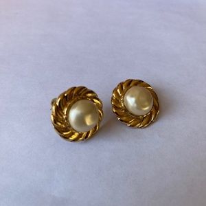 Fabulous Auth Vintage CHANEL Pearl Rope Round Clip On Earrings Gold